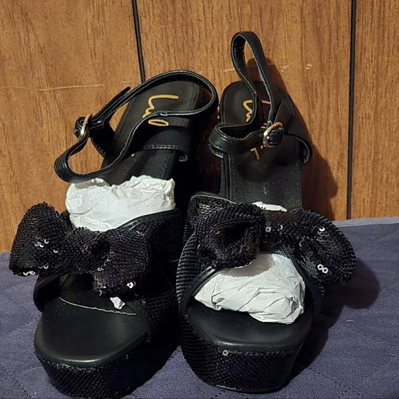 Lulu's Lyeluh Heels - Picture 2 of 3